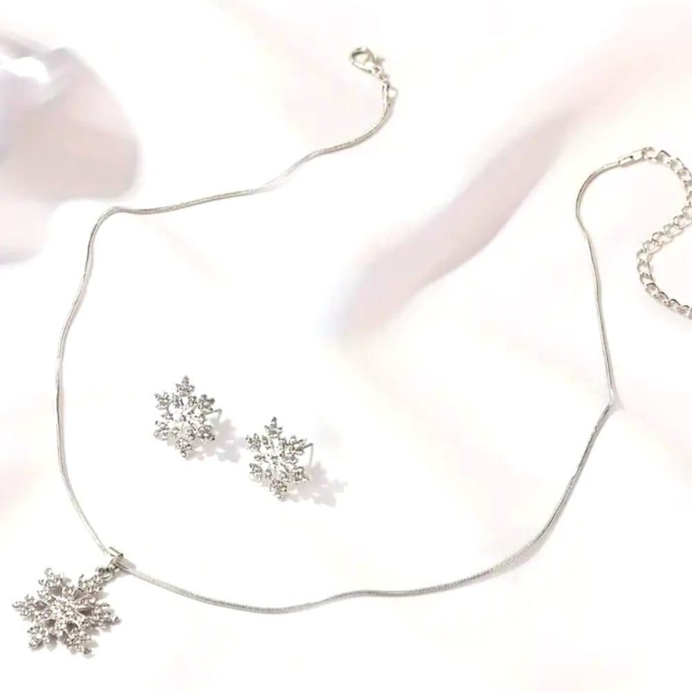 SNOWFLAKE PENDANT AND EARRINGS THREE PIECE SET SILVERTONE NIP - Picture 2 of 2